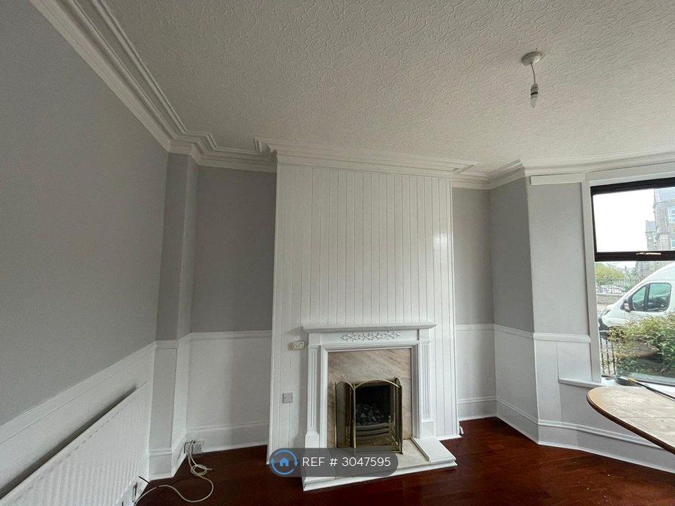 Property photo 2 of 14 Livingroom