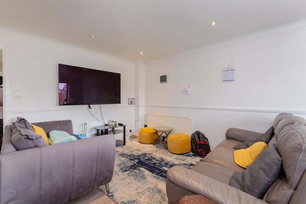 Property photo 3 of 13 10 Sandringham Court-9.Jpg