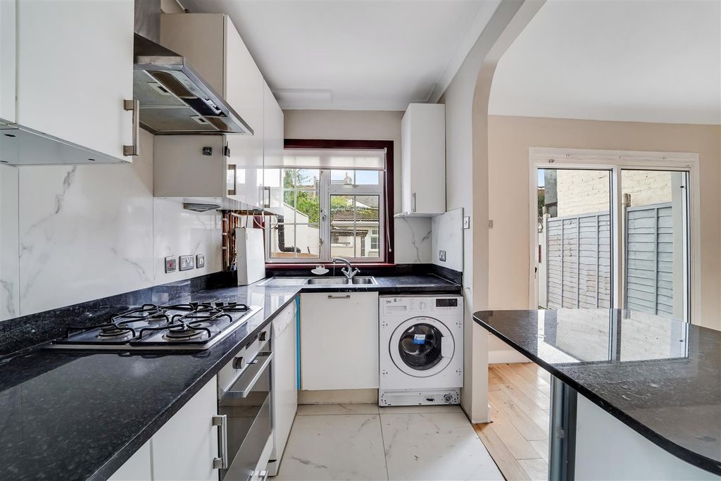 Property photo 2 of 11