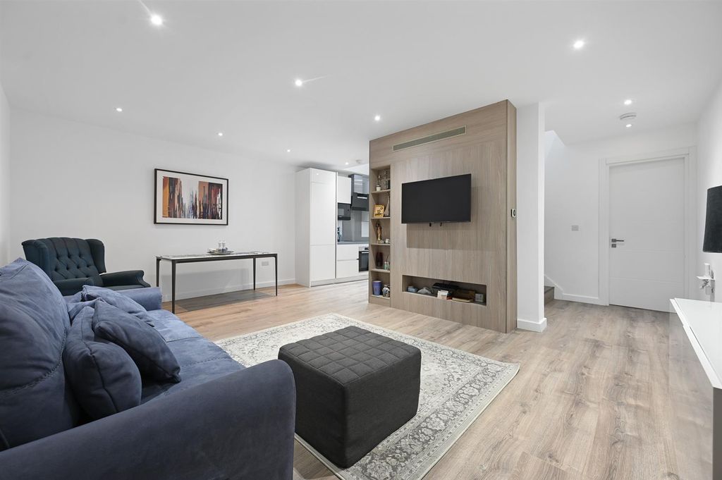 Property photo 2 of 8 Bwr - Flat 2, 18 Loop Lane - 7 (1).Jpg