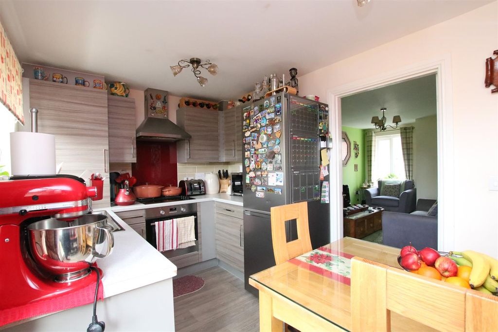 Property photo 3 of 12 Kitchen Diner.Jpg