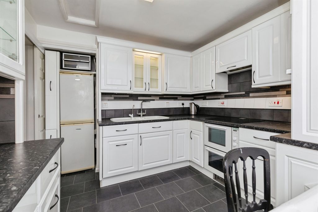 Property photo 3 of 9 Kitchen