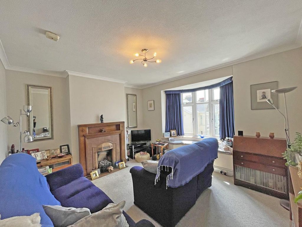 Property photo 2 of 23 Weston Park Road 118 - Lounge.Jpg