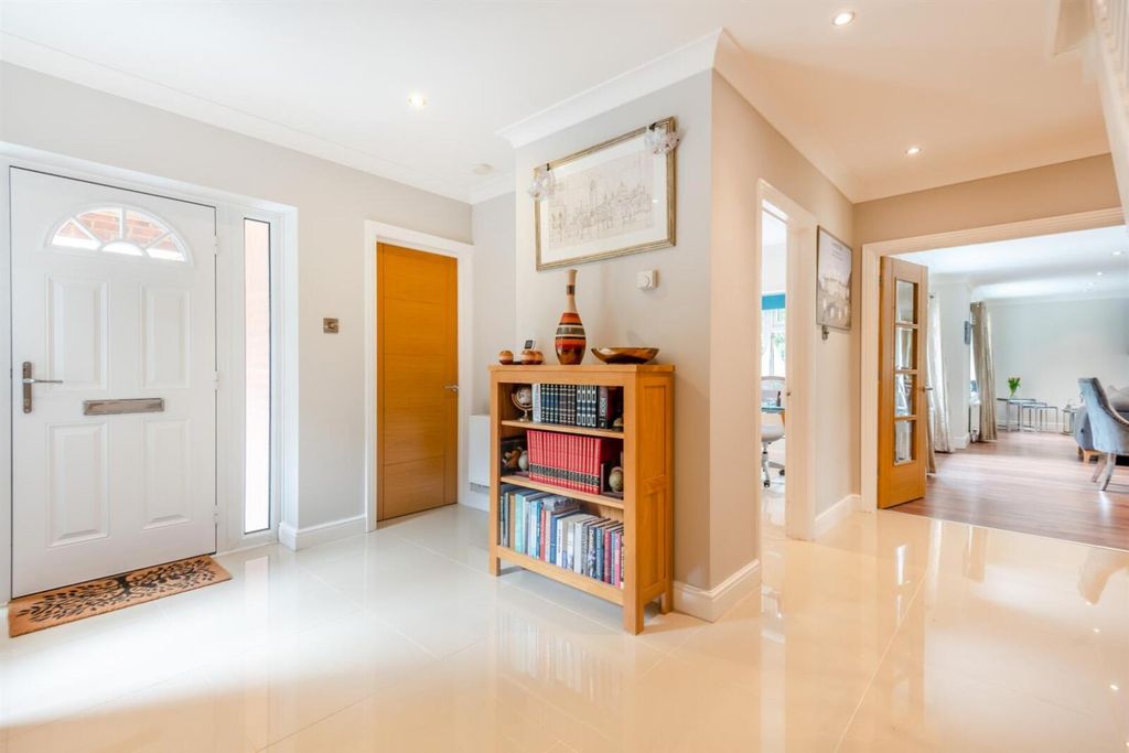 Property photo 3 of 21 Entrance Hall