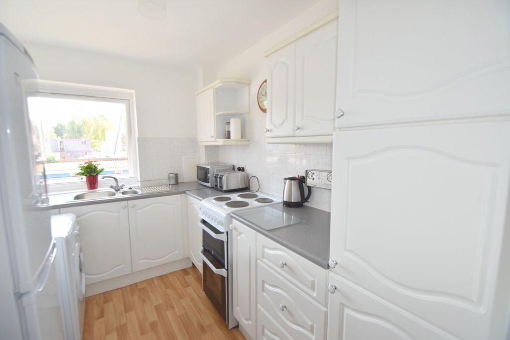 Property photo 1 of 9 Kitchen