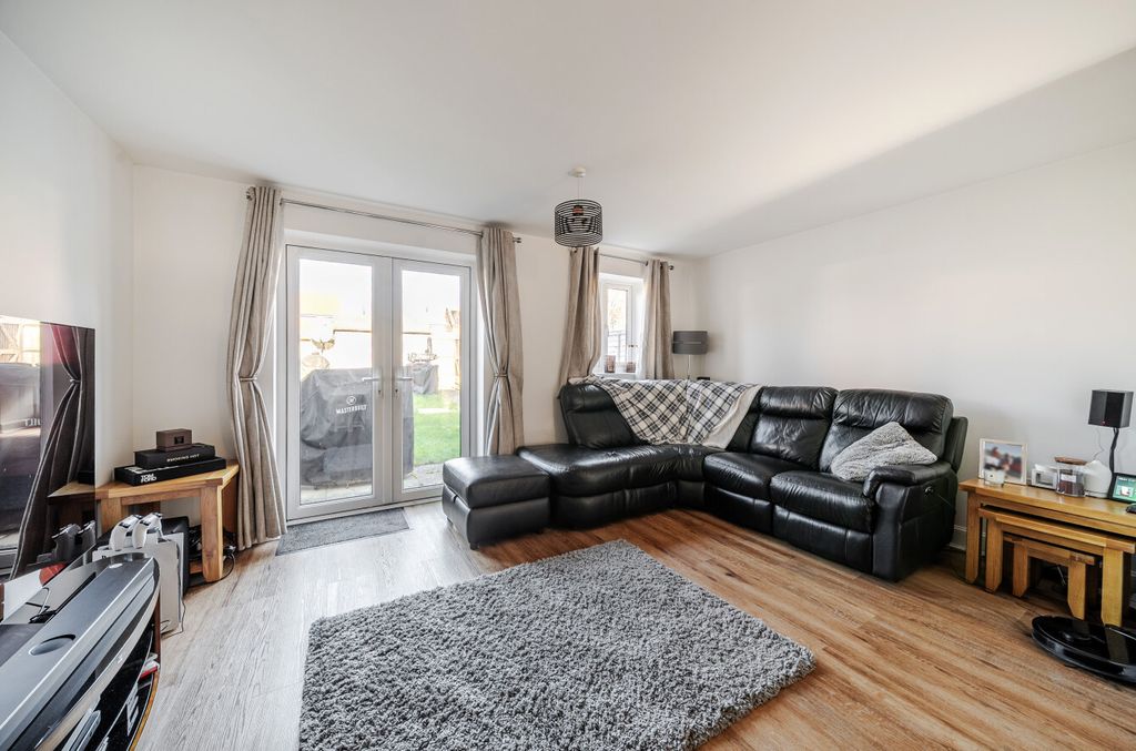 Property photo 3 of 13 1429875-19-69ba7F...