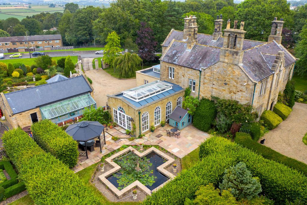 Property photo 1 of 44