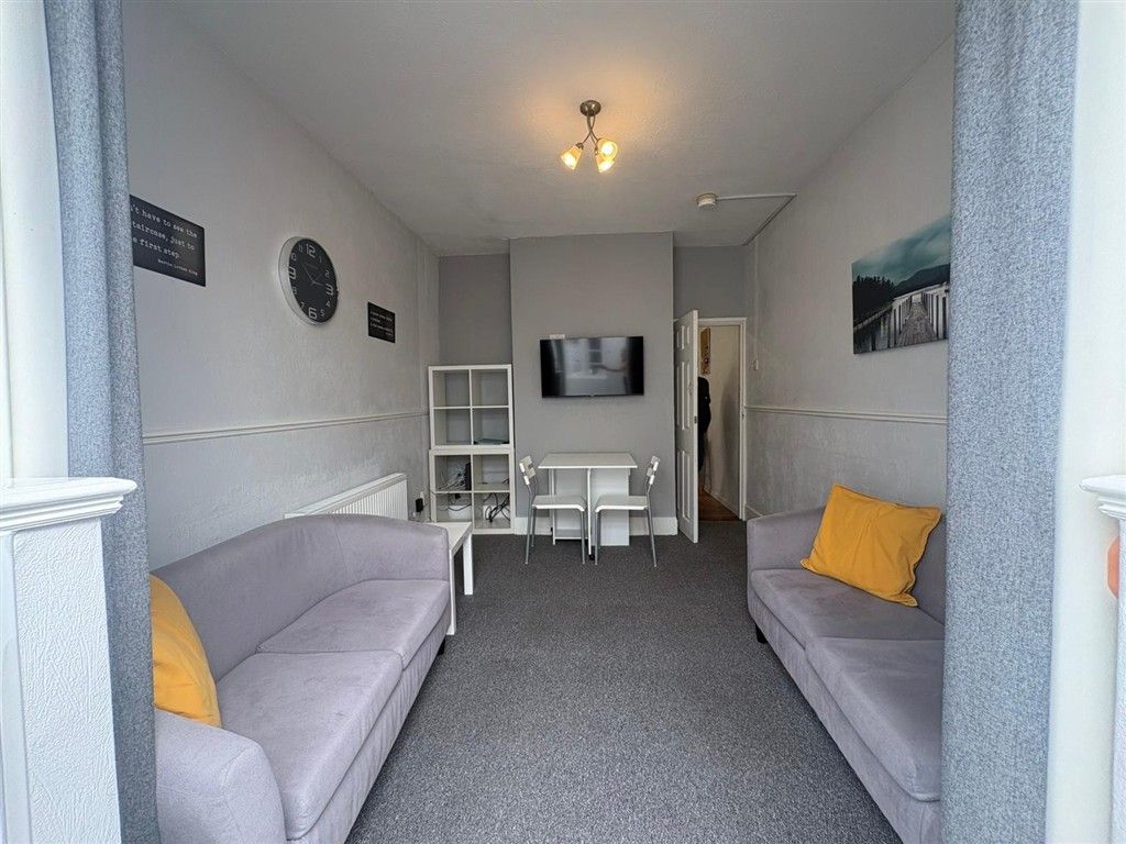 Property photo 3 of 13 Lounge