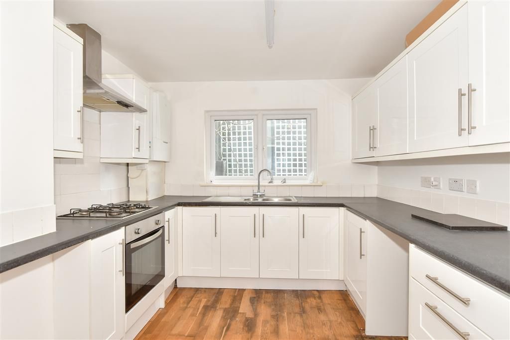 Property photo 3 of 8 Kitchen