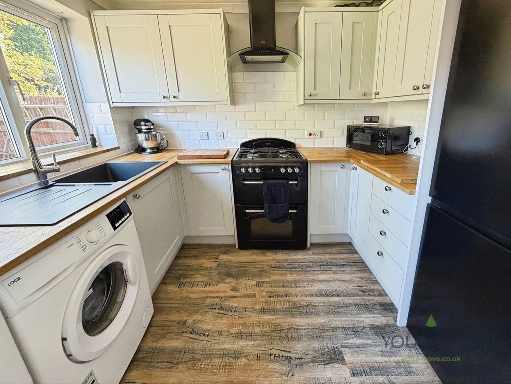 Property photo 3 of 10 Kitchen