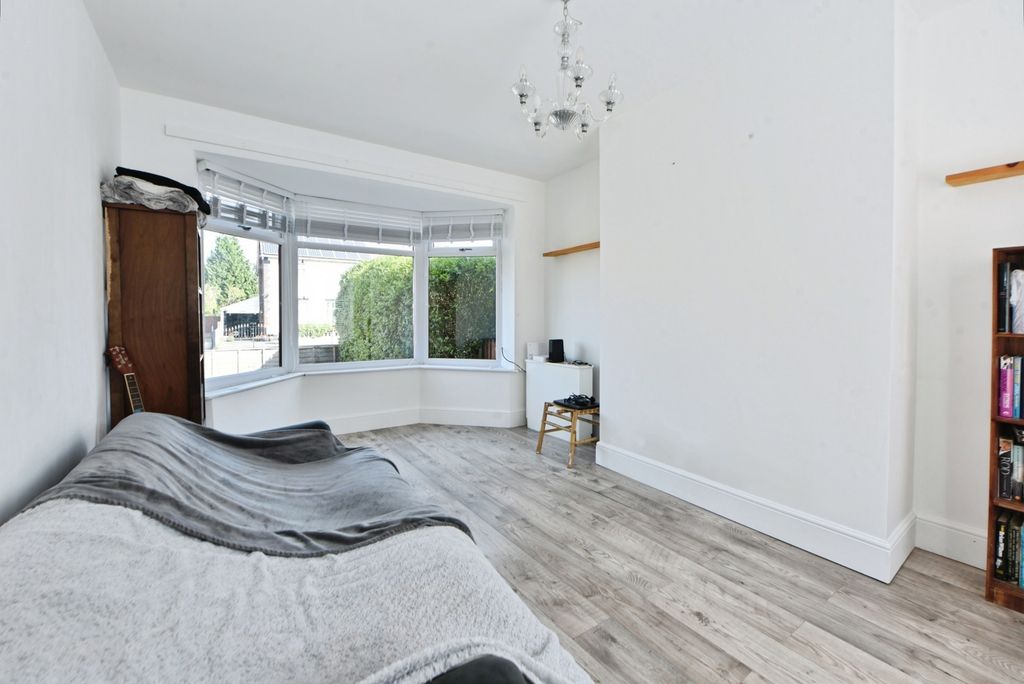 Property photo 3 of 17 Lounge