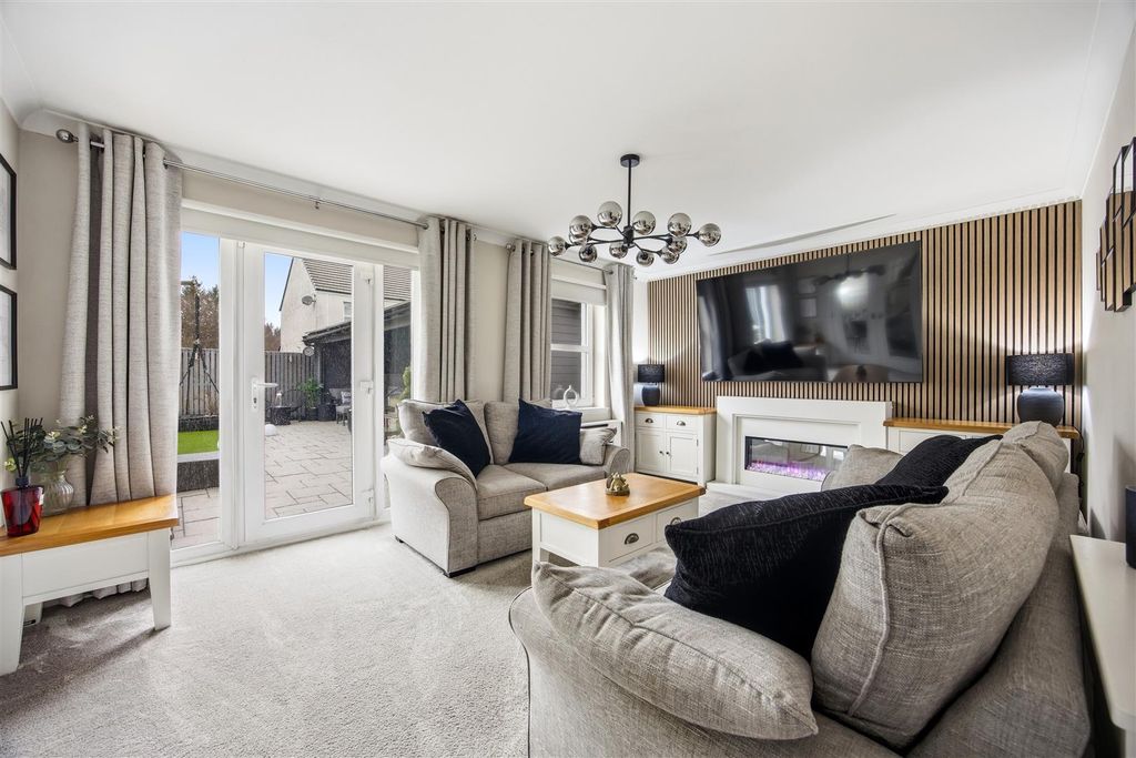 Property photo 2 of 37 19_Village_Green_Lennoxtown_020.Jpg