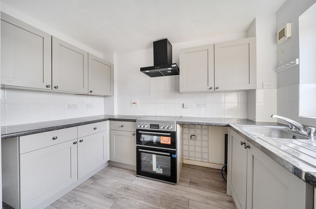 Property photo 3 of 12 1416334-15-698Ef3...