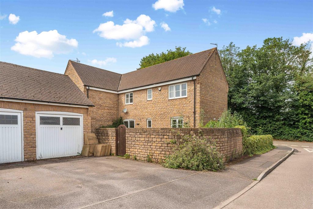 Property photo 1 of 16 18 Thenford Road, Middleton Cheney-17.Jpg