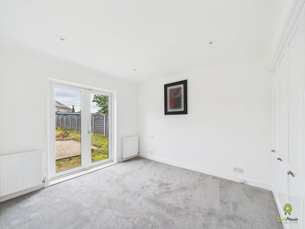 Property photo 2 of 17 Nicoleta Aliman Ewemove Bexleyheath 352 Long Lane