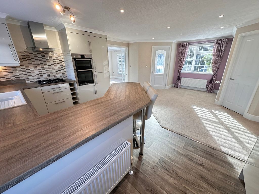 Property photo 3 of 17 4698402