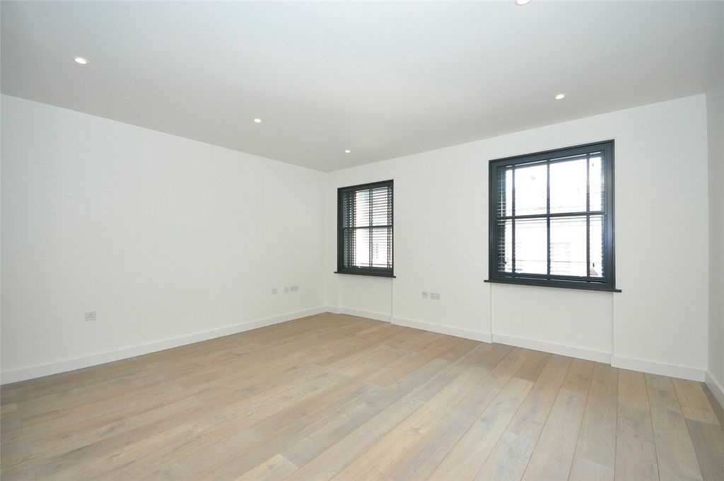 Property photo 3 of 5 St Martins Lane