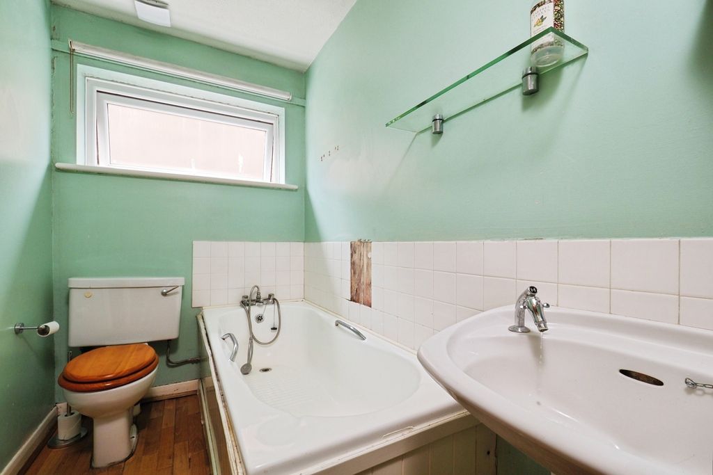 Property photo 3 of 13 Bathroom