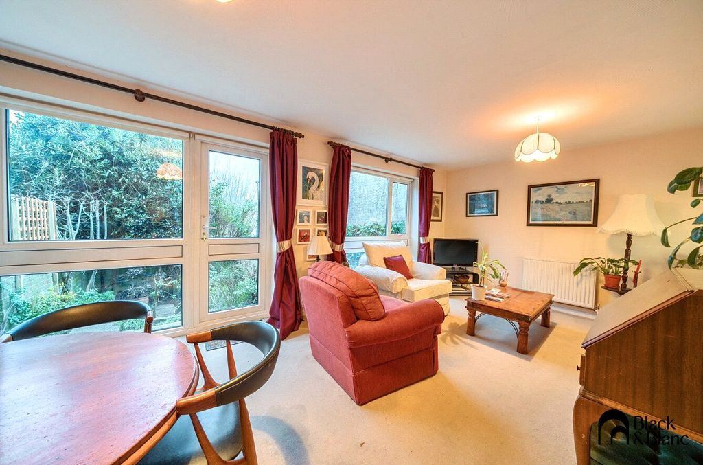 Property photo 3 of 18 Living Room