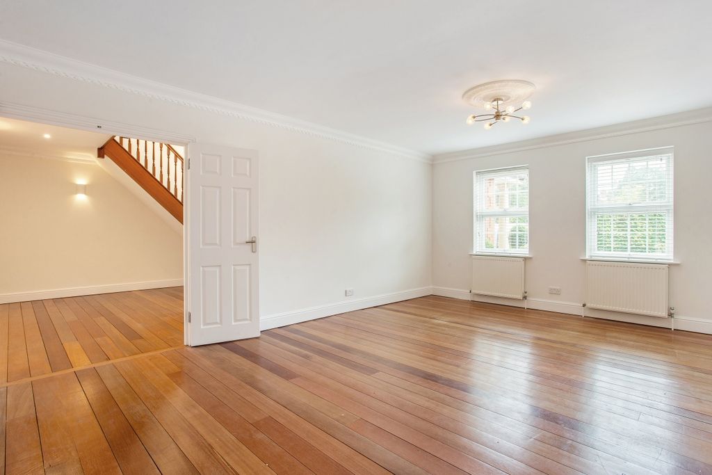 Property photo 2 of 21 Heath Rise