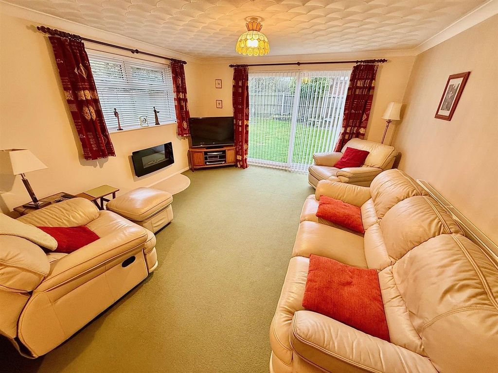 Property photo 2 of 22 Living Room