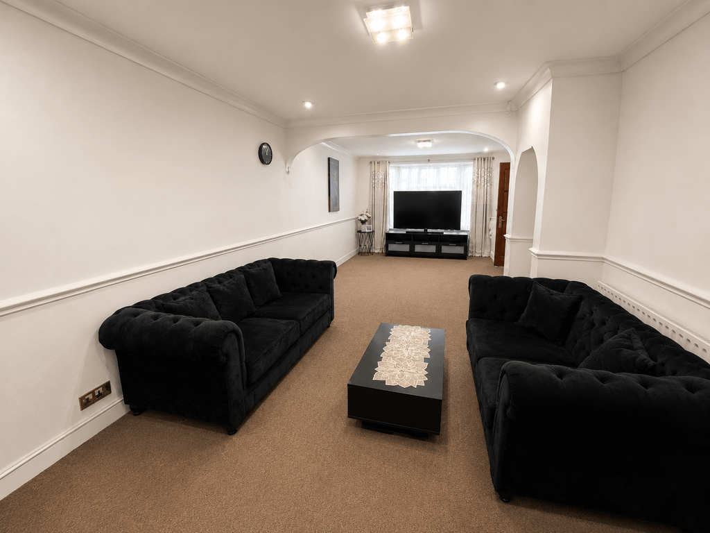 Property photo 1 of 8 3 Bed Semi-Detached House To Rent Sutton Square, Hounslow Tw5