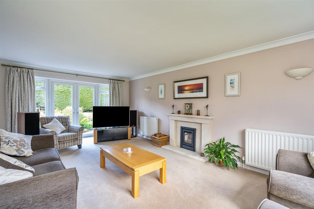 Property photo 3 of 21 21 Barcheston Road_8.Jpg