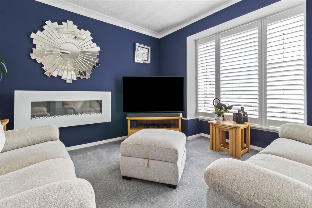 Property photo 2 of 11 45 Penrith Court-005.Jpg