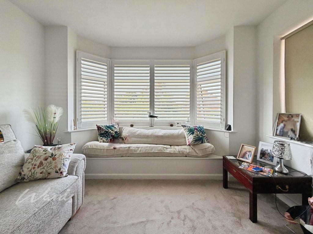 Property photo 2 of 11 Lawn Road Lounge ...