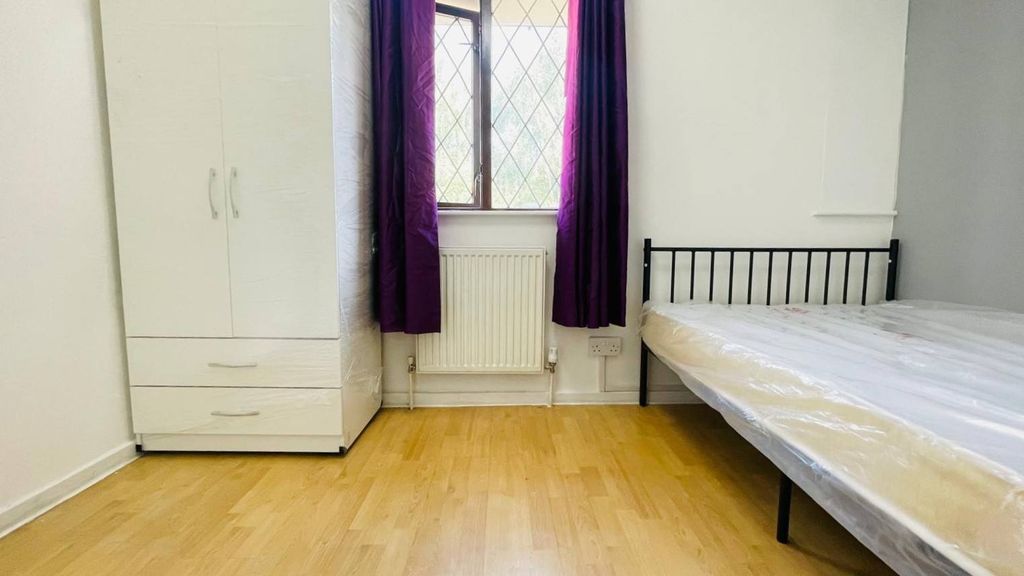 Property photo 1 of 8 Room To Rent In Shared House