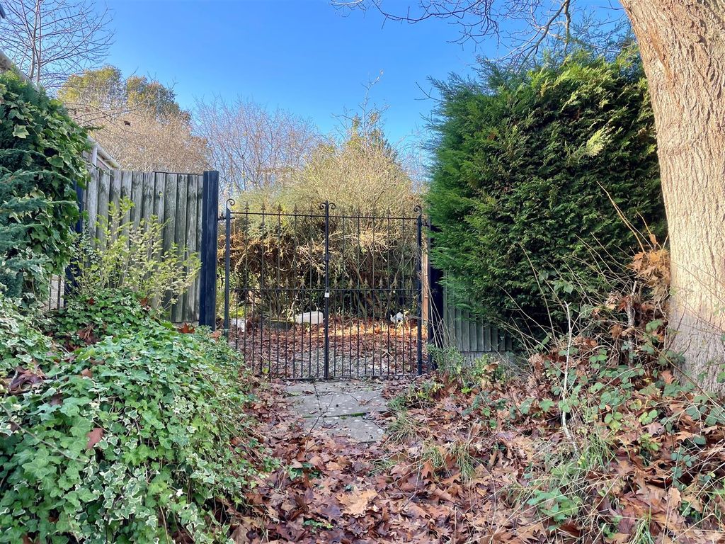 Property photo 2 of 11 Driveway