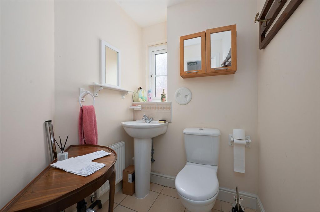 Property photo 3 of 34 18Plovercrescent006.Jpg
