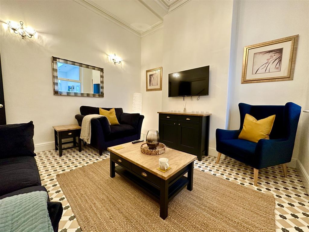 Property photo 3 of 20 Communal Living Area