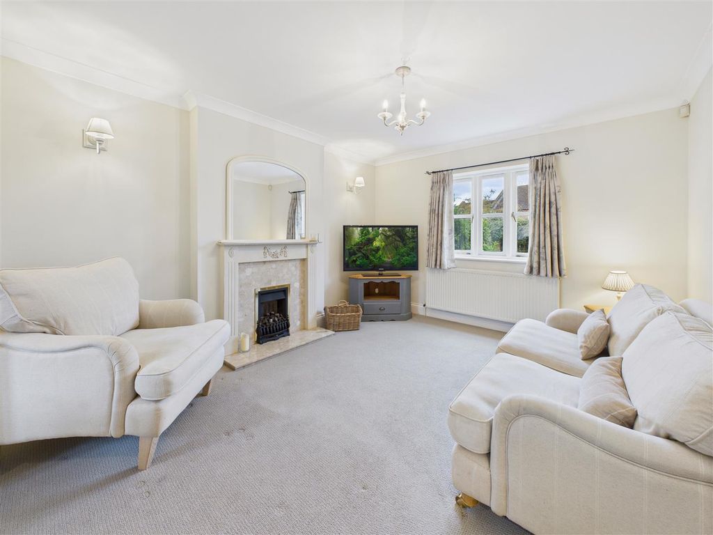 Property photo 3 of 16 Lounge