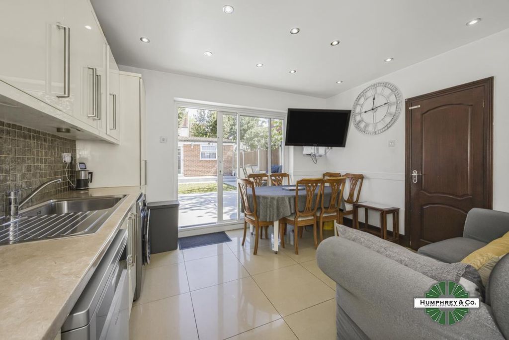 Property photo 2 of 24 Ground Floor Flat, Leopold Road (18).Jpg