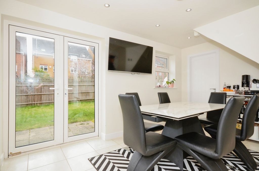 Property photo 3 of 16 Dining Area