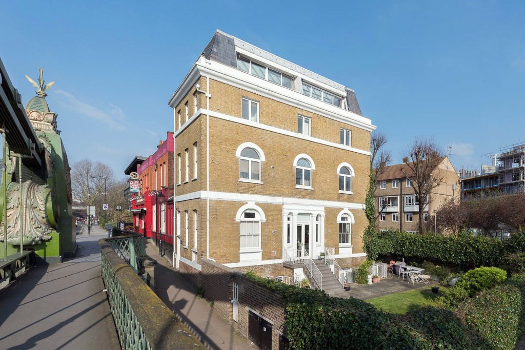 Property photo 1 of 9 External