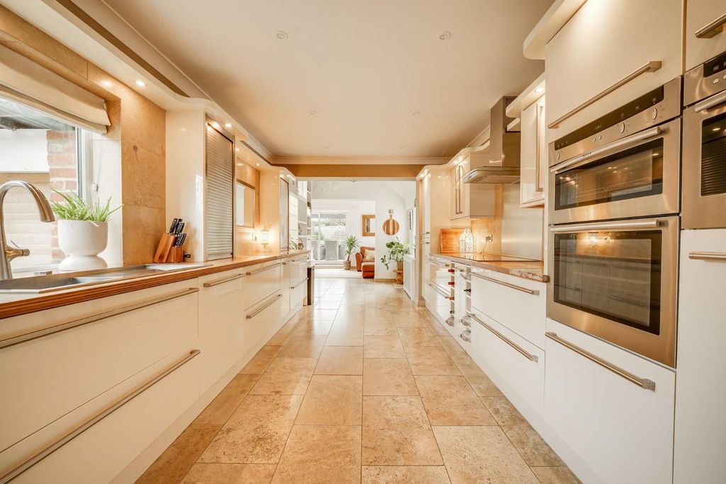 Property photo 3 of 37