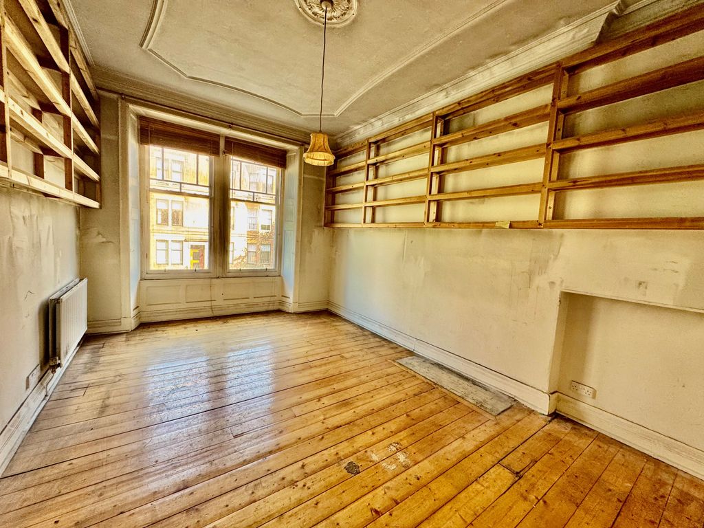 Property photo 3 of 11 Internal 2