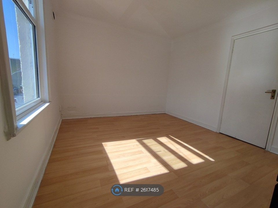 Property photo 1 of 5 Your Large Double Bedroom