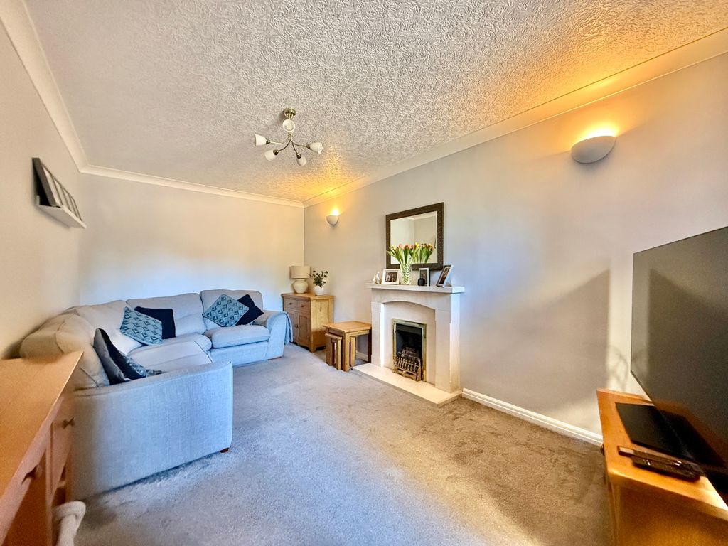 Property photo 3 of 11 Living Room