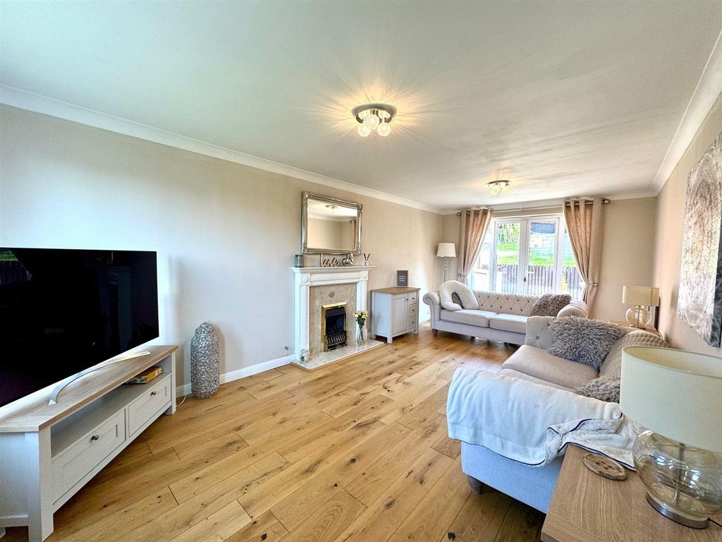 Property photo 3 of 25 Lounge