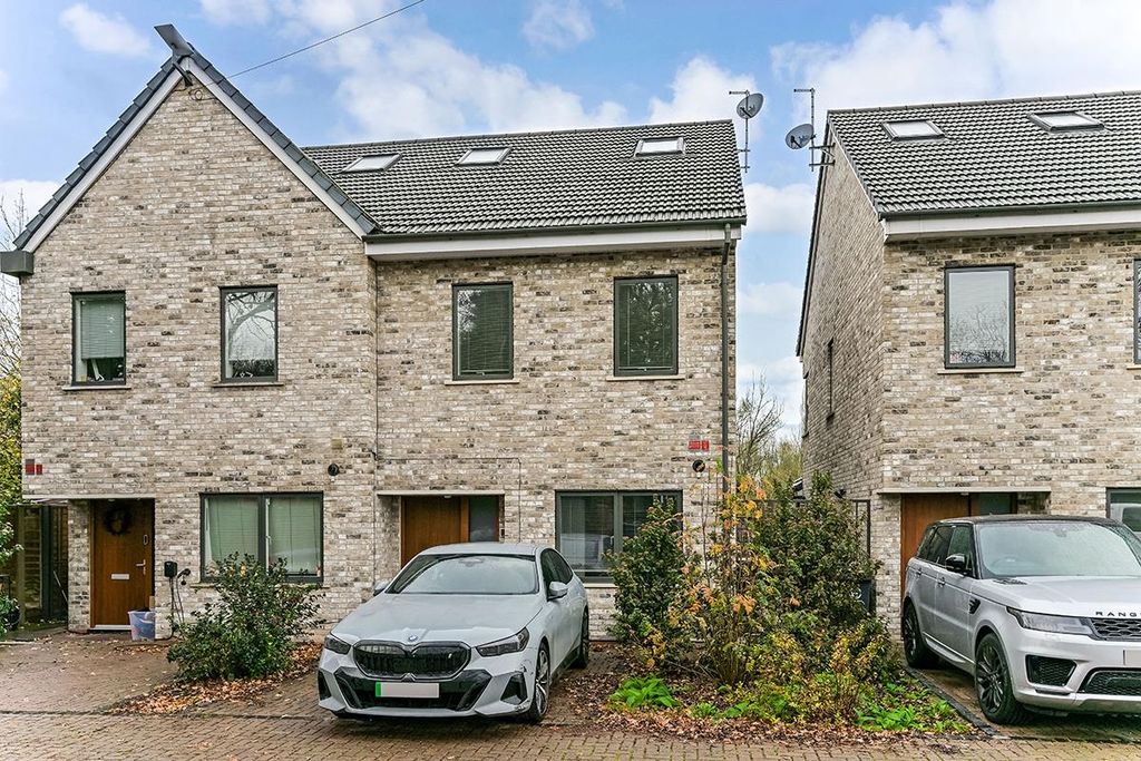 Property photo 1 of 29 2 Rylston Close-28.Jpg