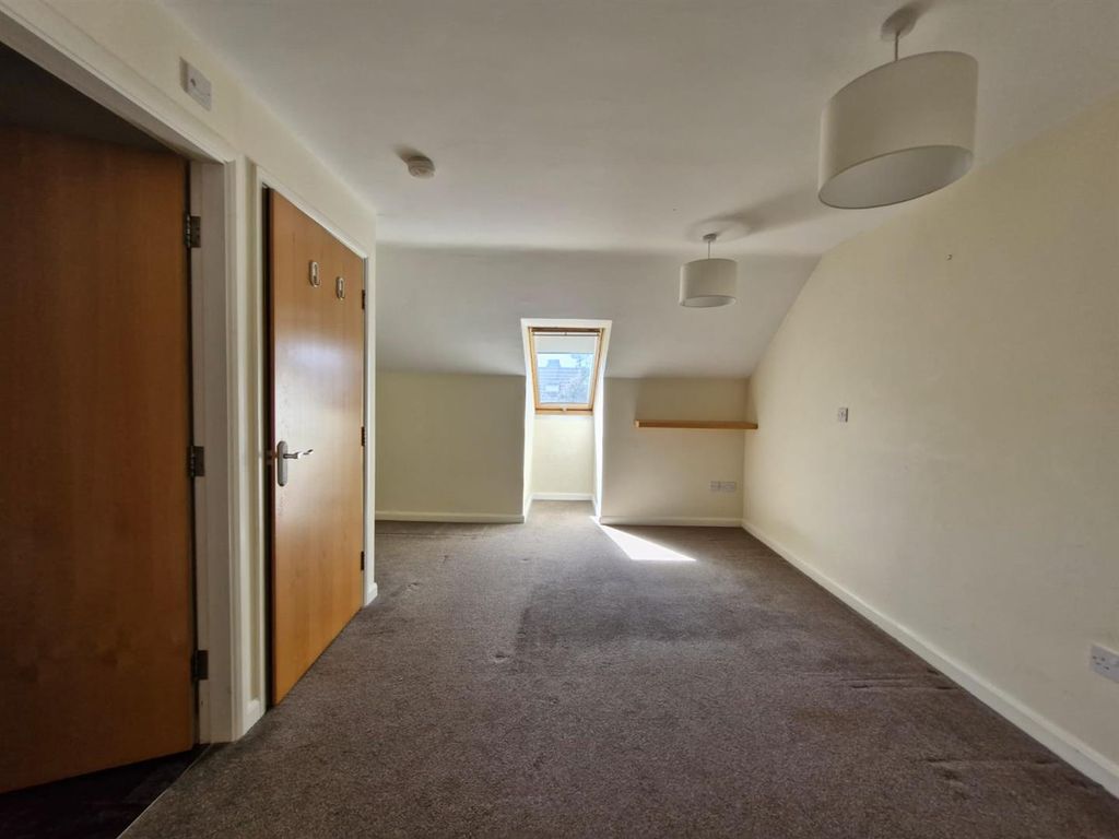 Property photo 2 of 9 Bedroom