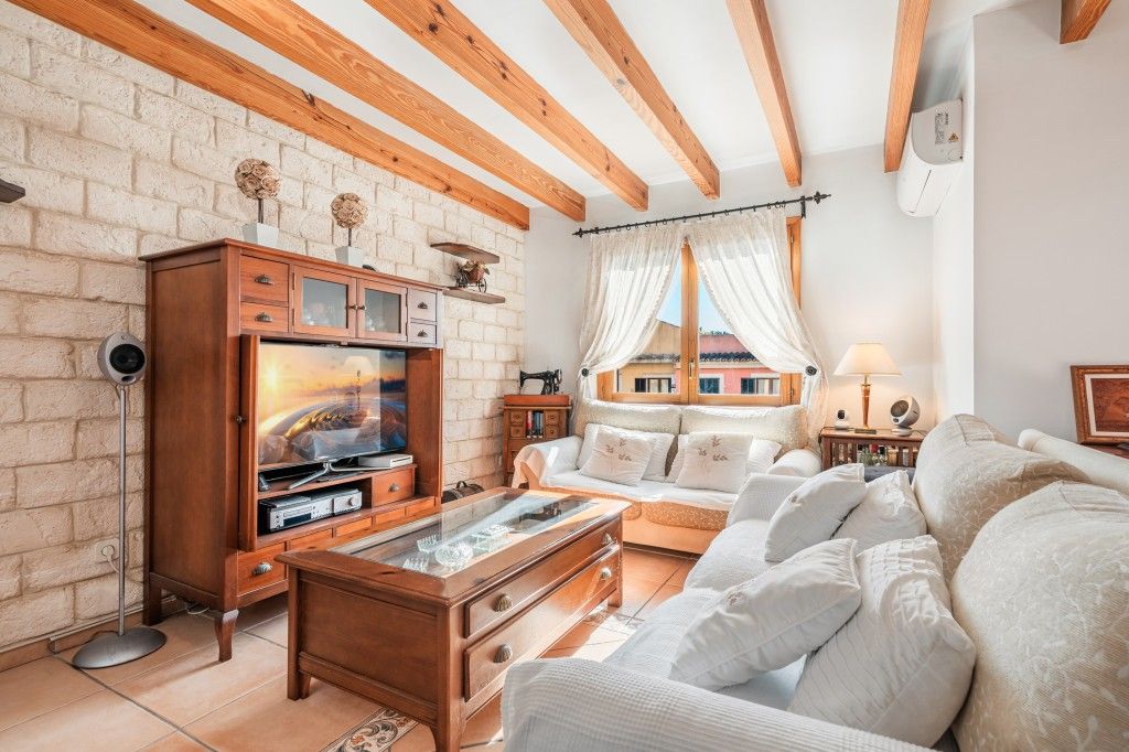 Property photo 3 of 19 Living (2)