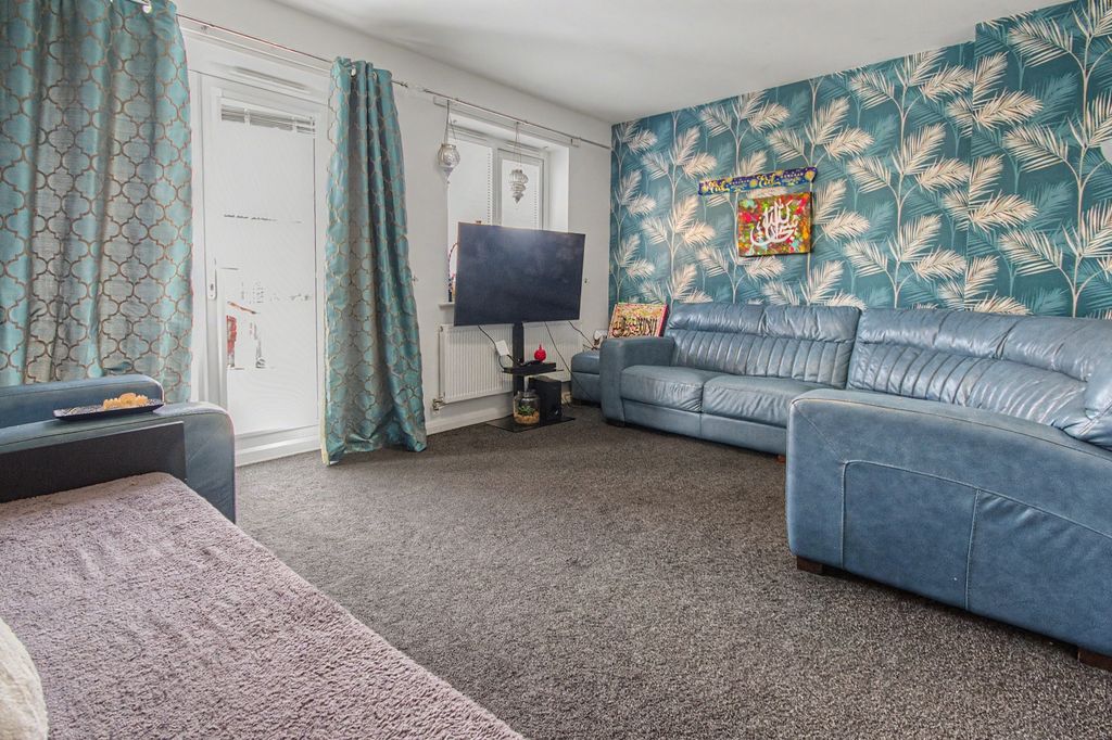 Property photo 2 of 11 3