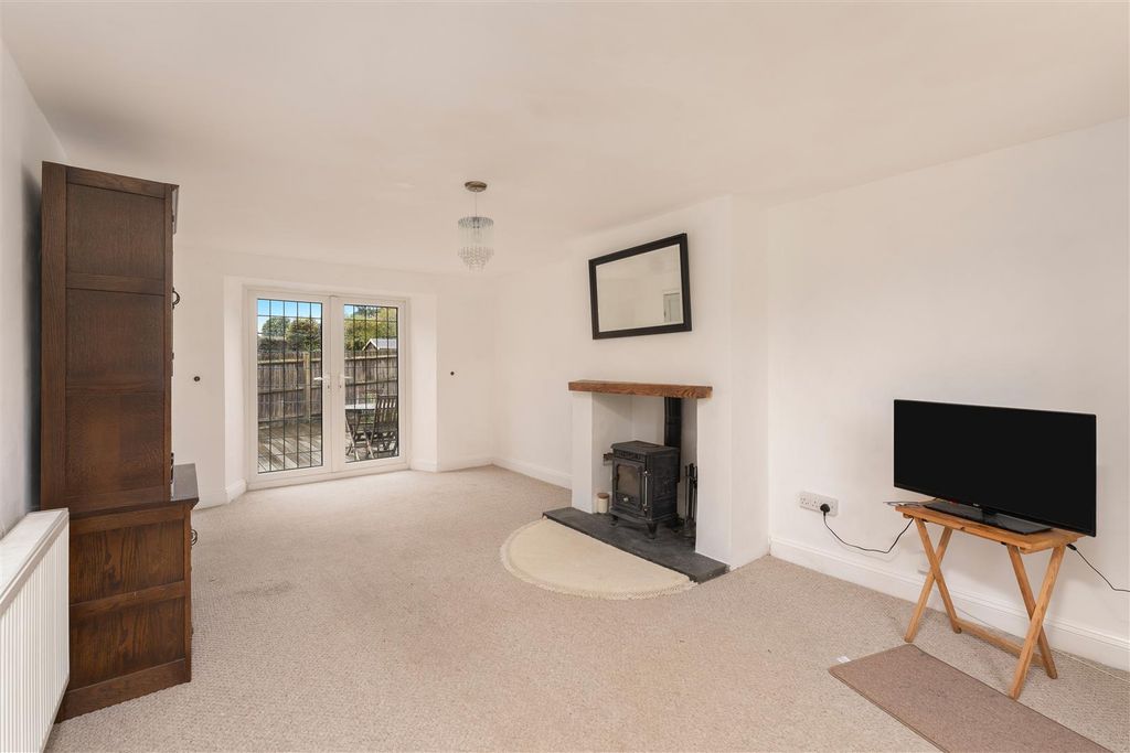 Property photo 2 of 15 4 The Glebe, Aynho-5.Jpg