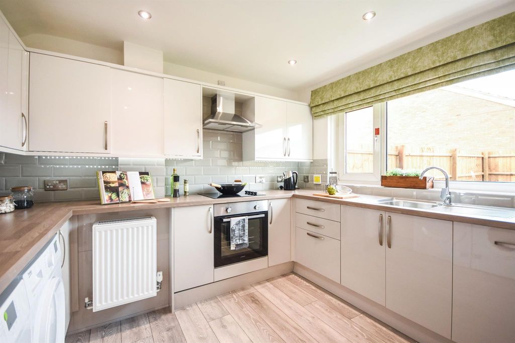 Property photo 2 of 9 Kitchen