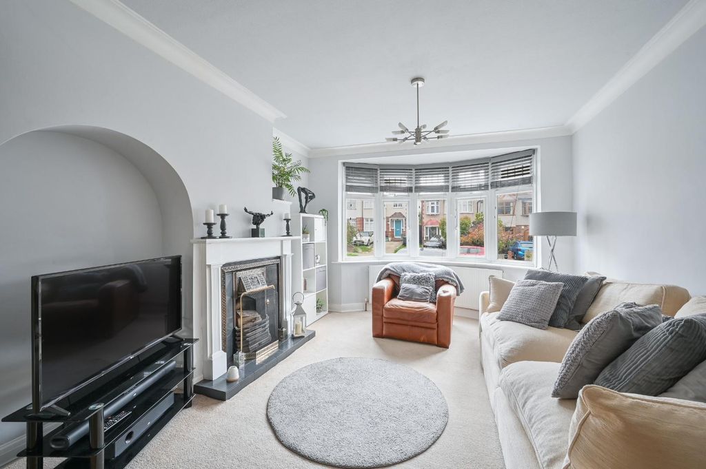 Property photo 2 of 19 Elmstead Gardens,  (7).Jpg