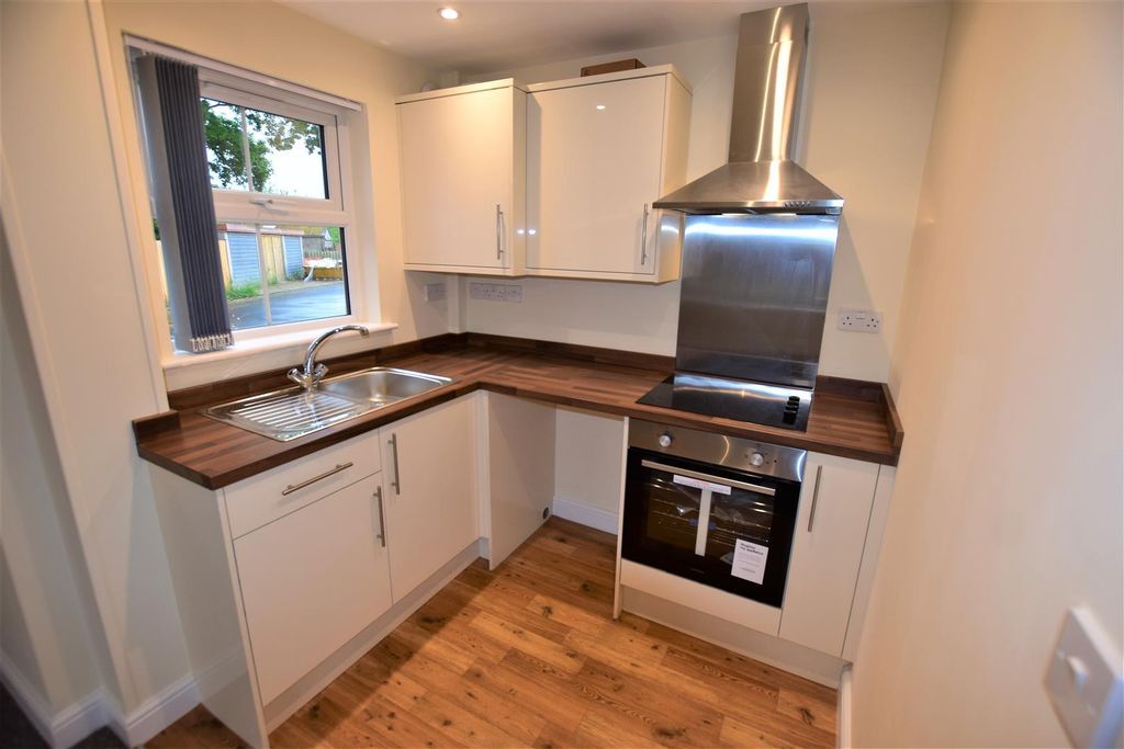 Property photo 3 of 12 Kitchen